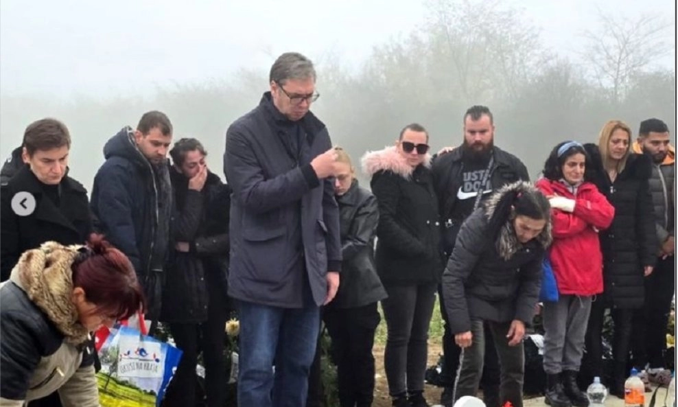 Vučić došao na sprovod žrtava novosadske tragedije, pa se na groblju slikao za Instagram